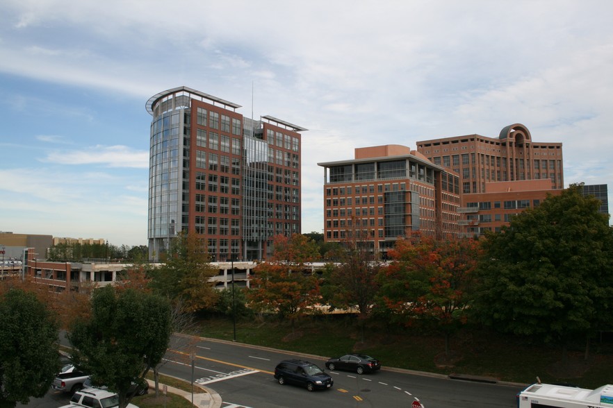 1850 Towers Crescent Plz, Vienna, VA à louer - Photo de l’immeuble – Image 2 sur 8