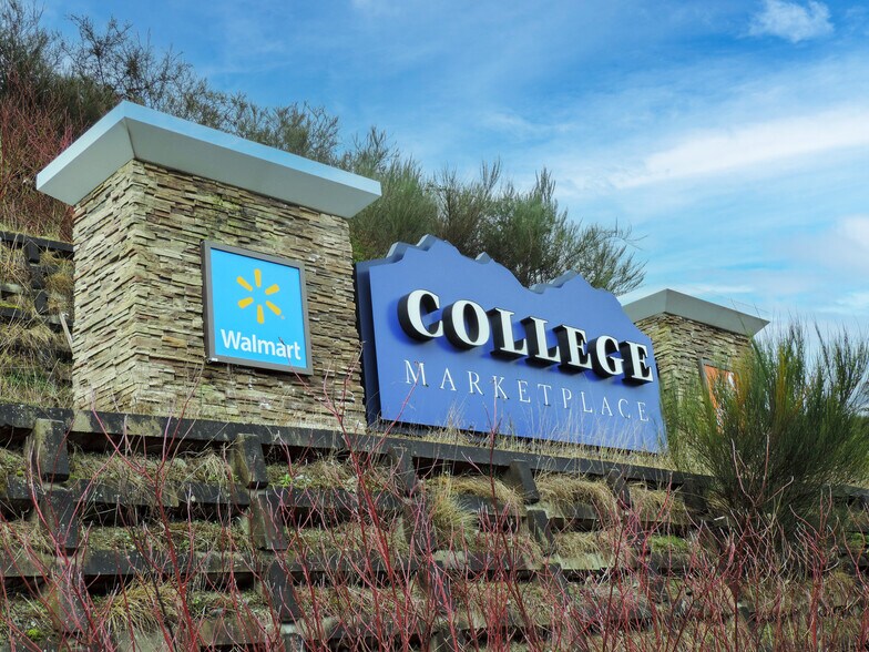 College Marketplace, Poulsbo, WA à vendre - Photo de l’immeuble – Image 2 sur 2
