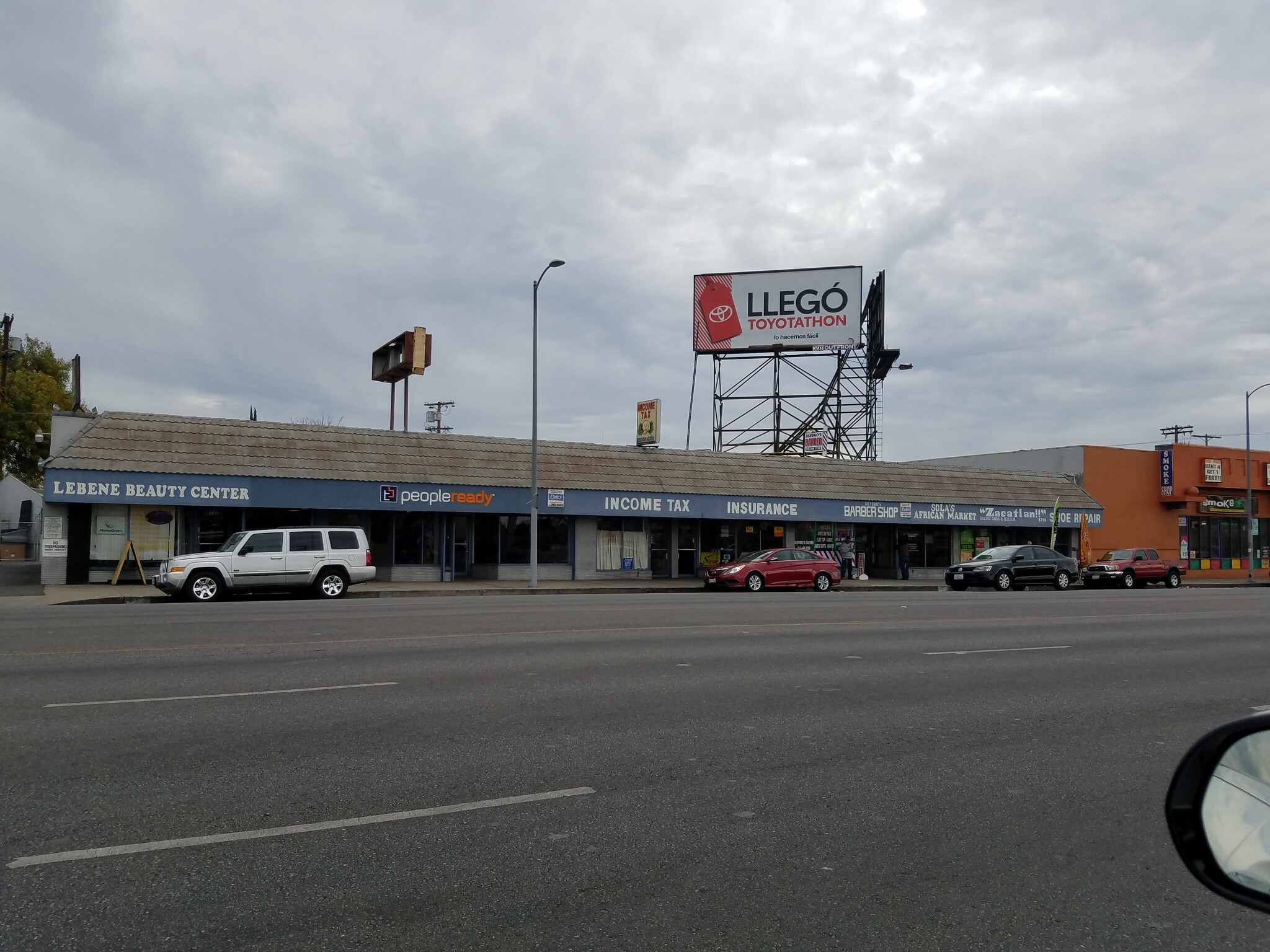 8716-8732 Sepulveda Blvd, North Hills, CA à louer Photo principale– Image 1 sur 3