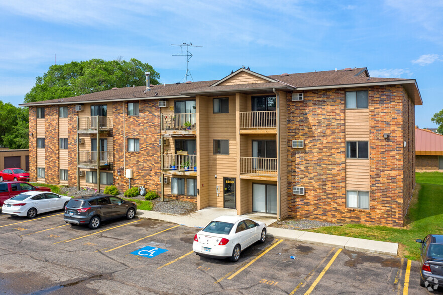 299 14th Ave SE, Saint Cloud, MN à vendre - Photo de l’immeuble – Image 2 sur 6