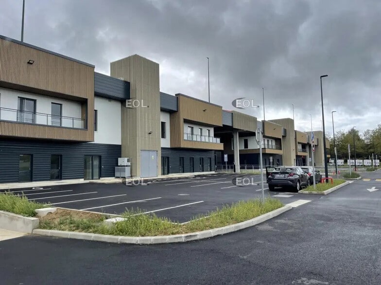 Industriel/Logistique dans Élancourt à louer - Photo de l’immeuble – Image 2 sur 24