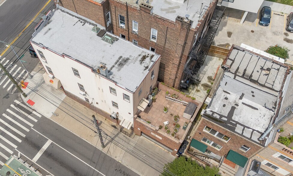 2339 Astoria Blvd, Long Island City, NY à vendre - Photo de l’immeuble – Image 2 sur 19