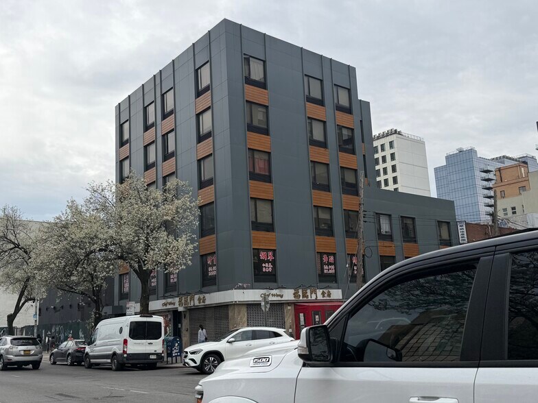 13553 Northern Blvd, Flushing, NY à louer - Photo de l’immeuble – Image 3 sur 5