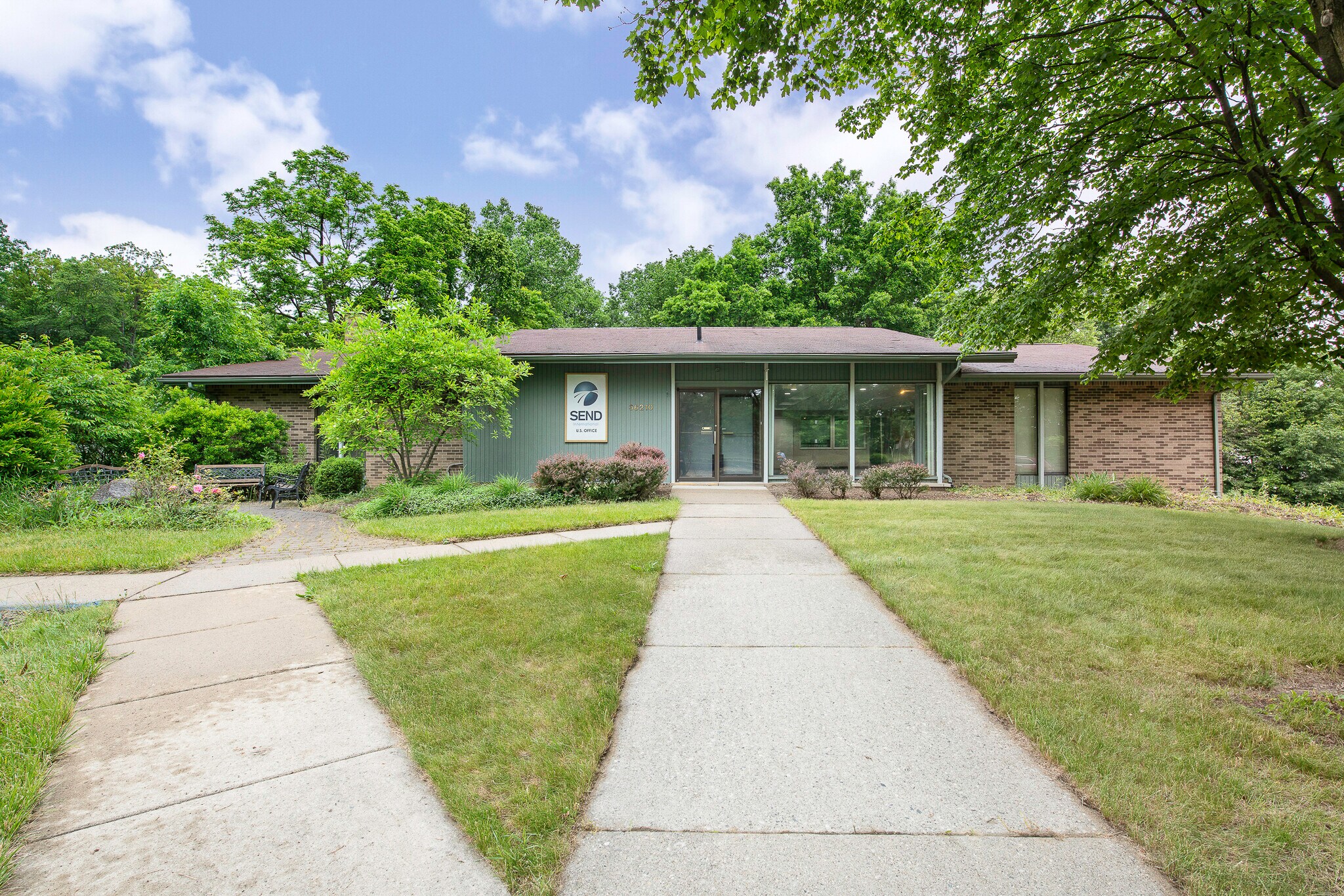 36210 Freedom Rd, Farmington Hills, MI à louer Photo de l’immeuble– Image 1 sur 33