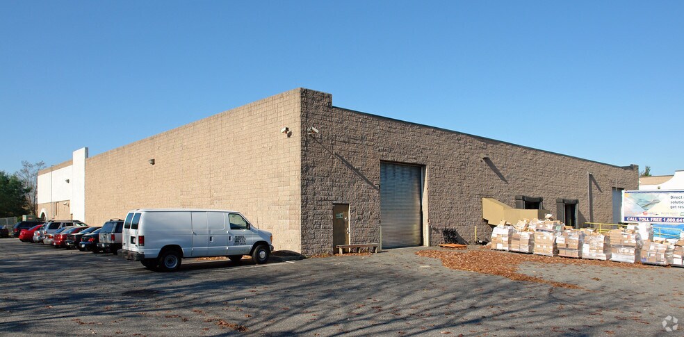 31 Crossways E, Bohemia, NY à louer - Photo de l’immeuble – Image 3 sur 10