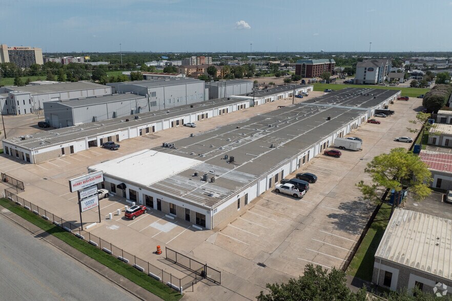 7999 Hansen Rd, Houston, TX à louer - Photo de l’immeuble – Image 2 sur 12