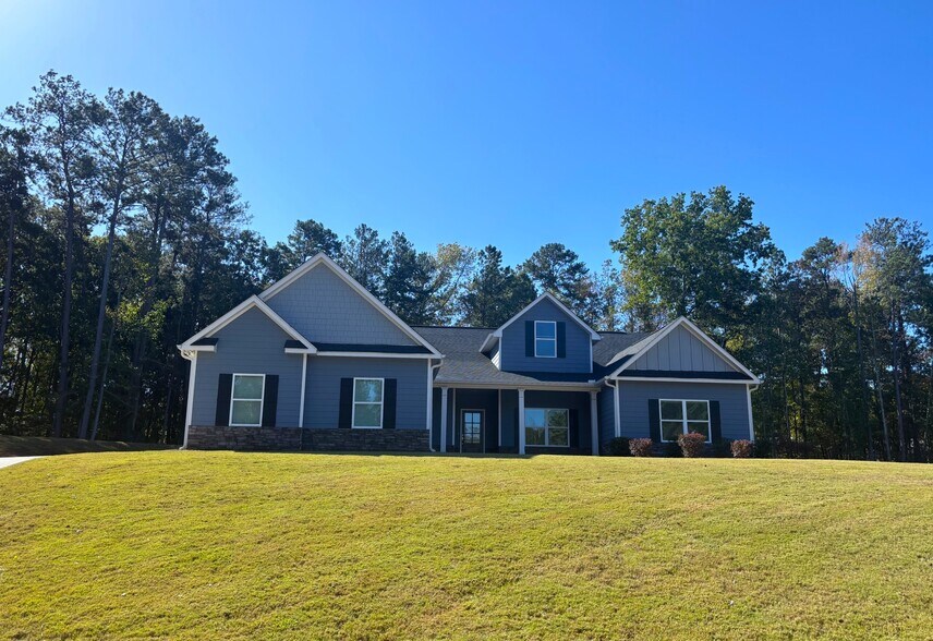 130 Hawthorn Ln, Covington, GA à vendre - Photo principale – Image 1 sur 1