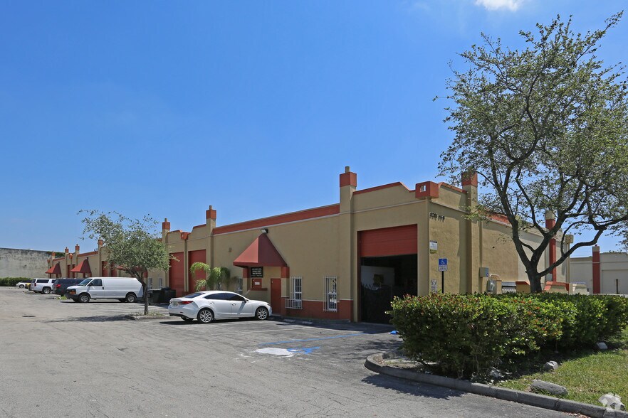 8430-8450 NW 68th St, Miami, FL à louer - Photo de l’immeuble – Image 3 sur 4