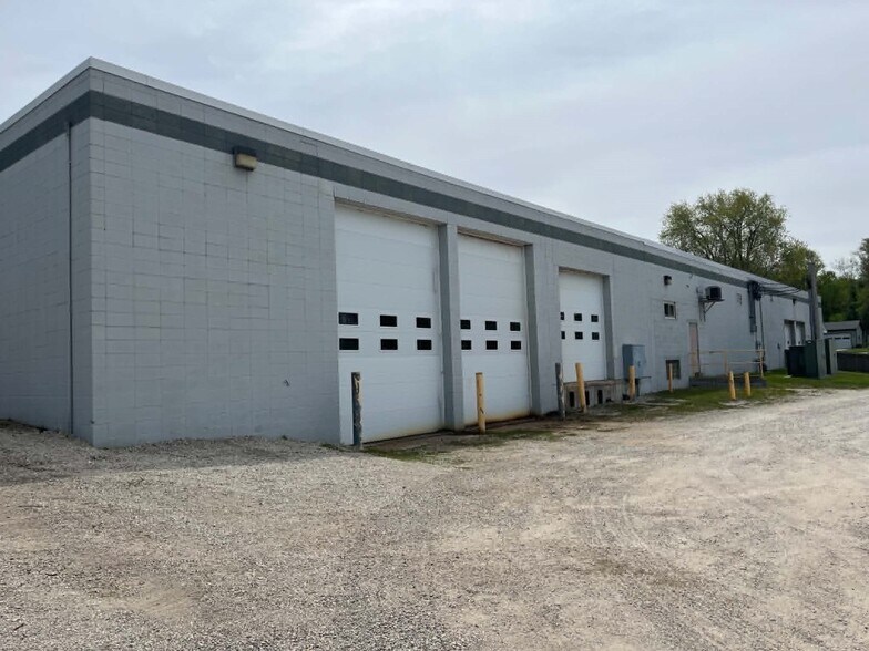900 Armour Rd, Oconomowoc, WI à vendre - Photo de l’immeuble – Image 2 sur 3