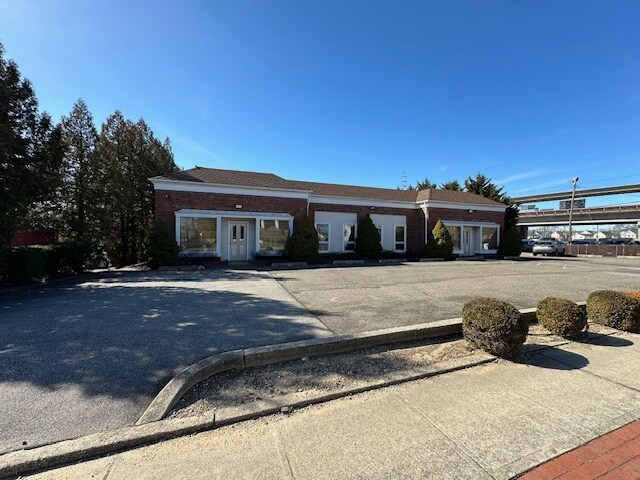 20 John St, Amityville, NY à louer - Photo de l’immeuble – Image 2 sur 16