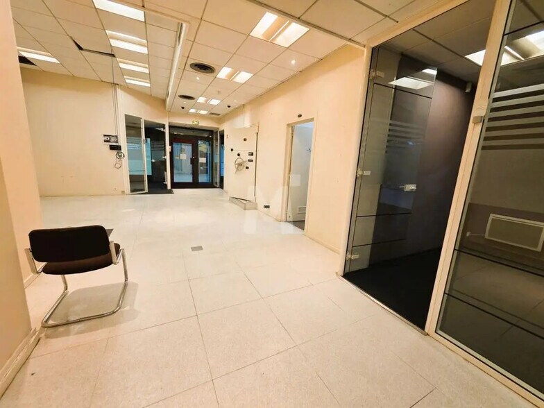 Local commercial dans Saint-Germain-lès-Corbeil à louer - Hall d’entrée – Image 3 sur 9