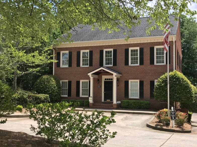 595 Colonial Park Dr, Roswell, GA à louer - Photo de l’immeuble – Image 3 sur 3