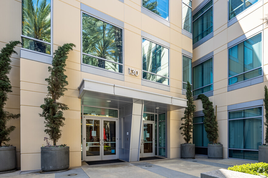 130 Vantis Dr, Aliso Viejo, CA à louer - Photo de l’immeuble – Image 1 sur 10