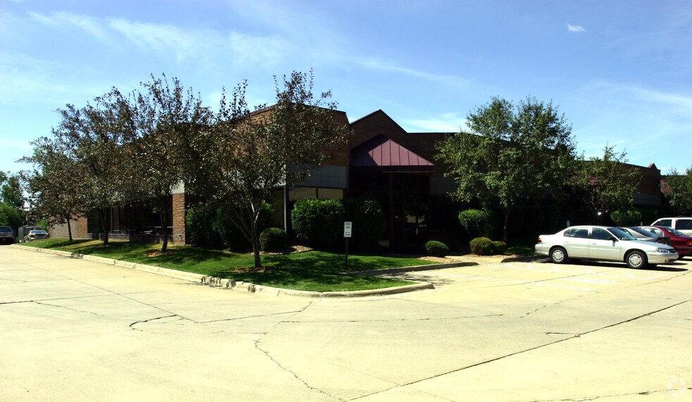 2600 Fernbrook Ln N, Plymouth, MN à louer - Photo de l’immeuble – Image 2 sur 8