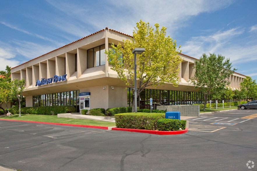 2200 E Camelback Rd, Phoenix, AZ à louer - Photo principale – Image 1 sur 7
