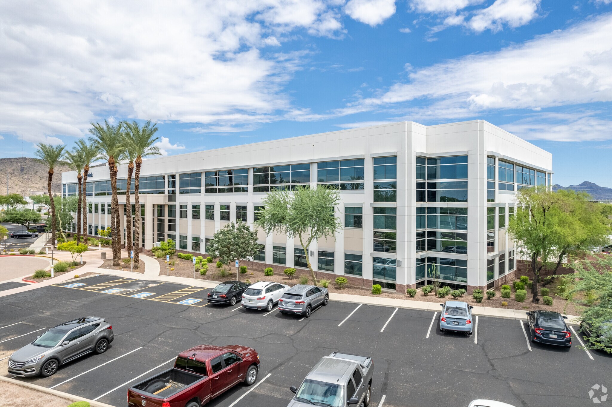 2401 W Peoria Ave, Phoenix, AZ à louer Photo principale– Image 1 sur 6