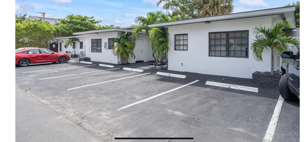 844 NE 17th Way, Fort Lauderdale, FL à vendre - Photo de l’immeuble – Image 2 sur 18