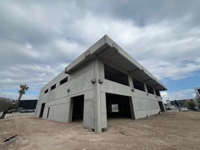 Local d’activités dans Puget-sur-Argens à louer Photo de l’immeuble– Image 1 sur 6