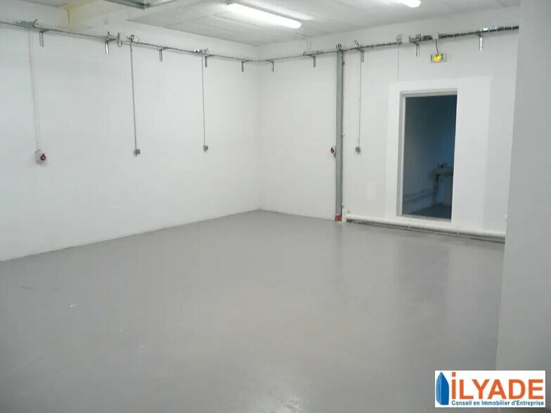 Local d’activités dans Rousset à louer - Photo de l’immeuble – Image 2 sur 7