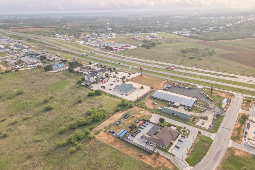410 S Interstate 35, Pearsall, TX à louer - Aérien – Image 3 sur 44