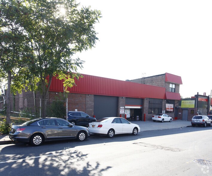 56-15 58th St, Maspeth, NY à louer - Photo de l’immeuble – Image 2 sur 2