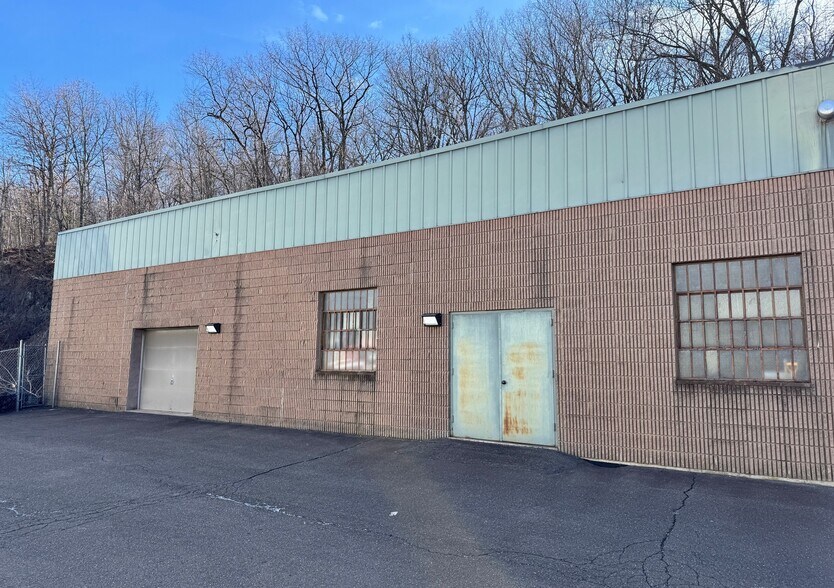 2400R Berlin Tpke, Ct, Newington, CT à louer - Photo de l’immeuble – Image 2 sur 2