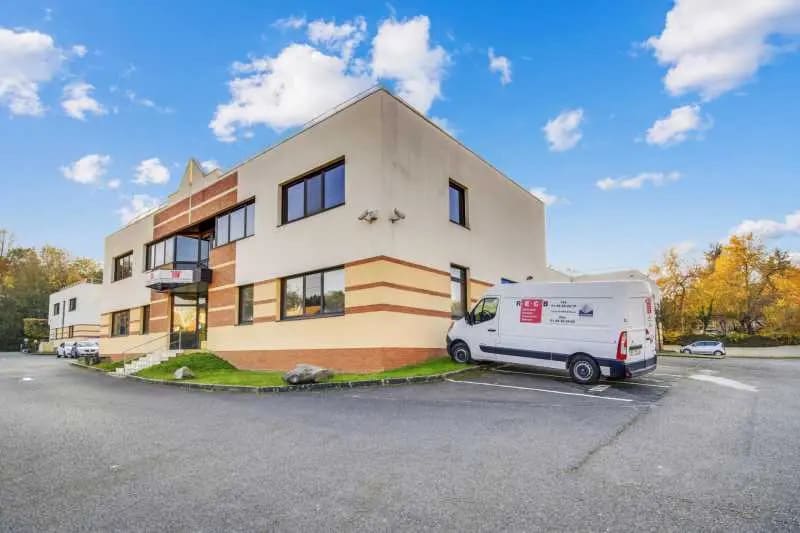 Local d’activités dans Champs-sur-Marne à louer - Photo de l’immeuble – Image 3 sur 4