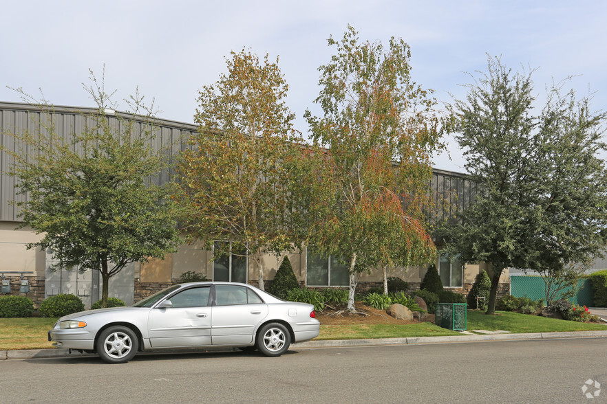 4965 E Pontiac Way, Fresno, CA à louer - Photo de l’immeuble – Image 2 sur 9