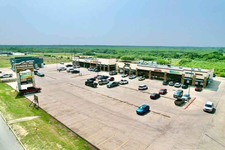 2128 W Oaklawn Rd, Pleasanton, TX à louer - Photo de l’immeuble – Image 3 sur 10