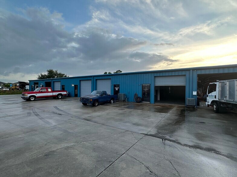 4260 James St, Port Charlotte, FL à louer - Photo de l’immeuble – Image 2 sur 12