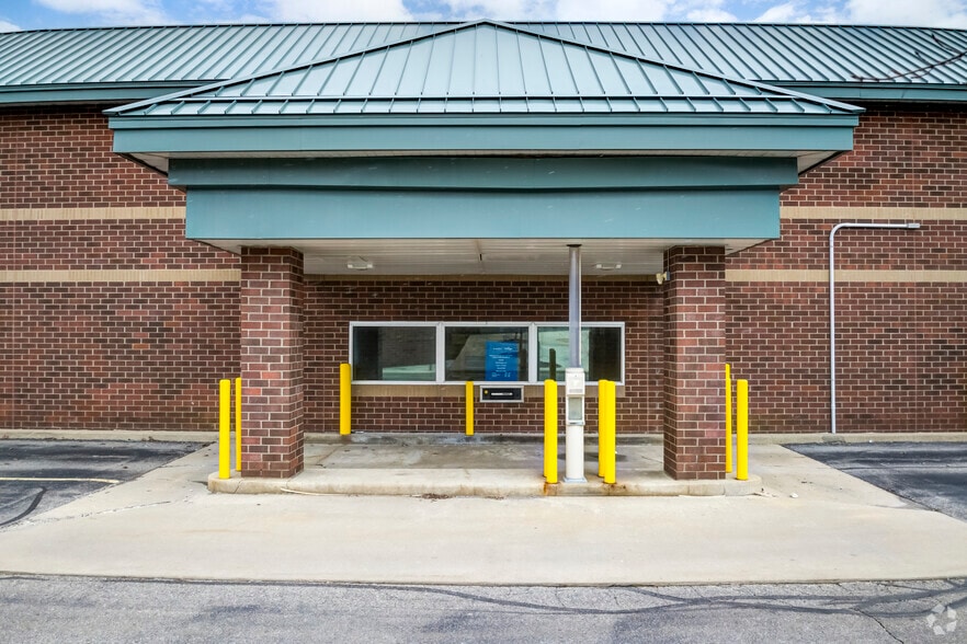 4151 S Canton Center Rd, Canton, MI à louer - Photo de l’immeuble – Image 3 sur 20