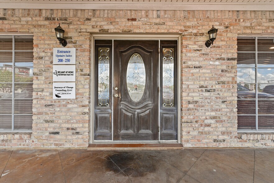2210 N Frazier St, Conroe, TX à louer - Photo de l’immeuble – Image 3 sur 9