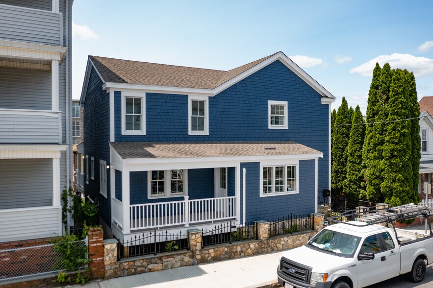247 Pitman St, Fall River, MA à vendre - Photo principale – Image 1 sur 28