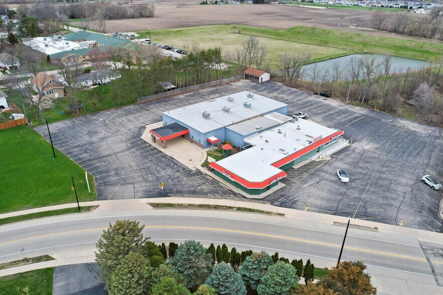 720 N Wisconsin Ave, Elkhorn, WI à vendre - Photo de l’immeuble – Image 1 sur 7