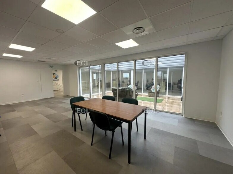 Local d’activités dans Bouc-Bel-Air à louer - Photo de l’immeuble – Image 3 sur 5