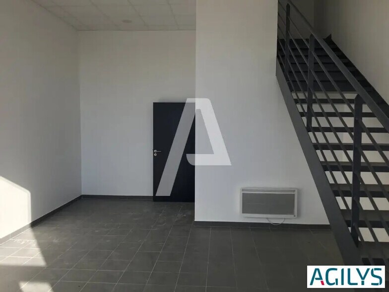 Local d’activités dans Saint-Pierre-du-Perray à louer - Photo de l’immeuble – Image 2 sur 7