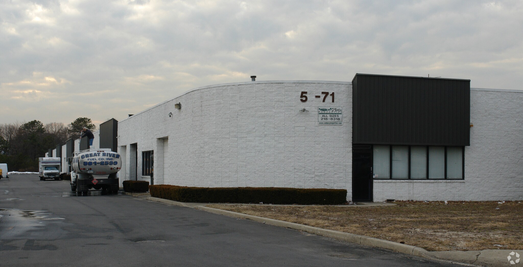 51-71 Windsor Pl, Central Islip, NY à louer Photo principale– Image 1 sur 10