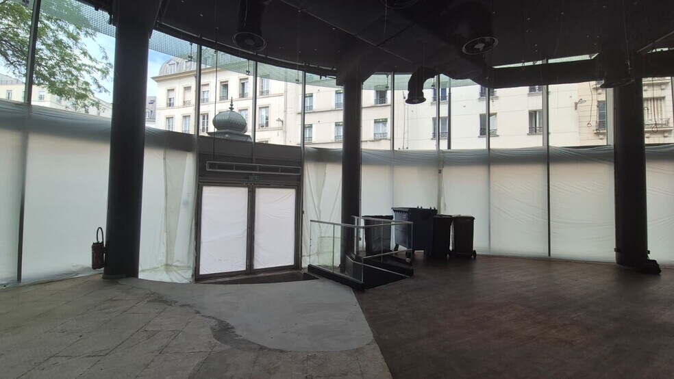 10 Place De Budapest, Paris à louer - Photo de l’immeuble – Image 3 sur 6