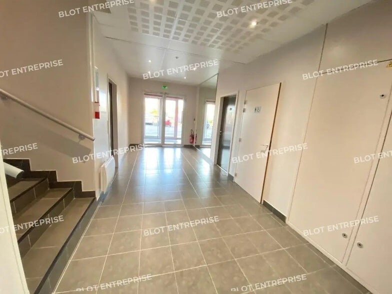 94 Rue Du Leinster, La Chapelle-sur-Erdre à louer - Hall d’entrée – Image 3 sur 4