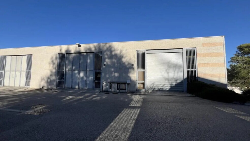 Local d’activités dans à louer - Photo de l’immeuble – Image 2 sur 11