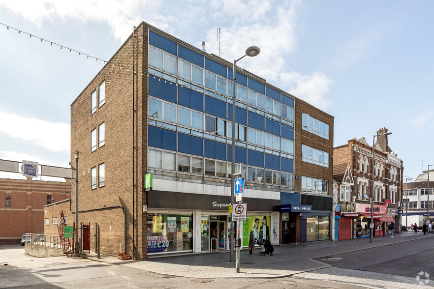 12-18 Station Para, Barking à louer - Photo principale – Image 1 sur 4