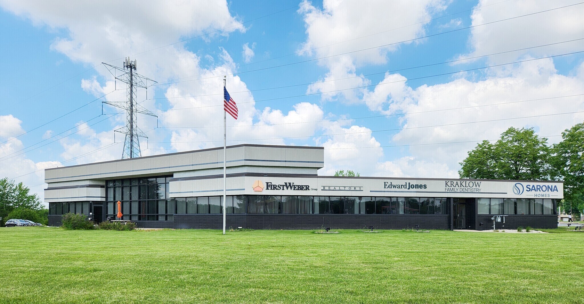 1507 E Sunset Dr, Waukesha, WI à louer Photo principale– Image 1 sur 5