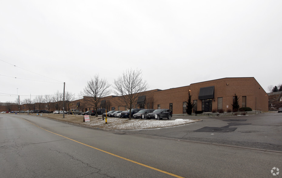 226 Industrial Pky N, Aurora, ON à louer - Photo principale – Image 1 sur 2