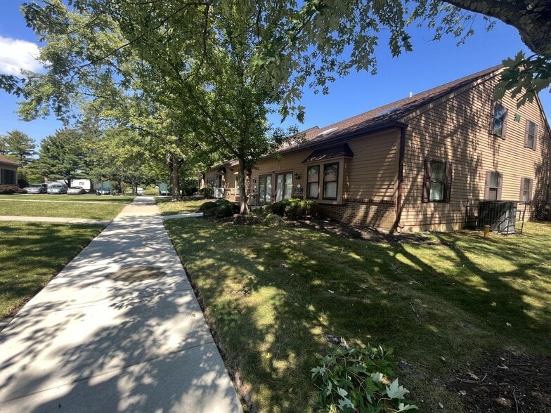 1609 Woodbourne Rd, Levittown, PA à louer - Photo de l’immeuble – Image 3 sur 9