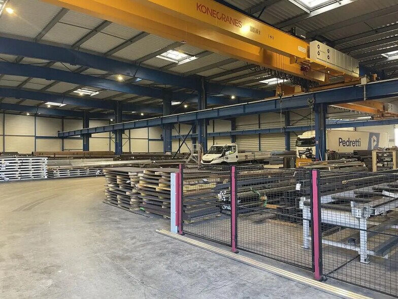 Bureau dans Cappelle-la-Grande à louer - Photo de l’immeuble – Image 3 sur 4