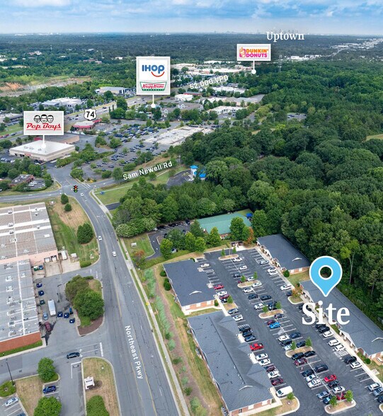 9719 Northeast Pky, Matthews, NC à louer - Photo de l’immeuble – Image 3 sur 9