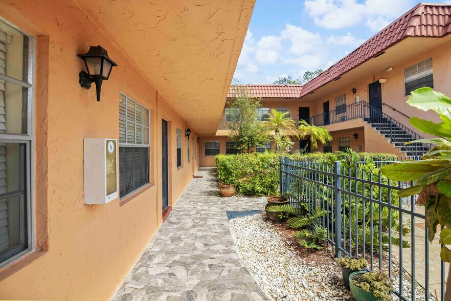 1545 Miami Rd, Fort Lauderdale, FL à vendre - Photo de l’immeuble – Image 3 sur 37