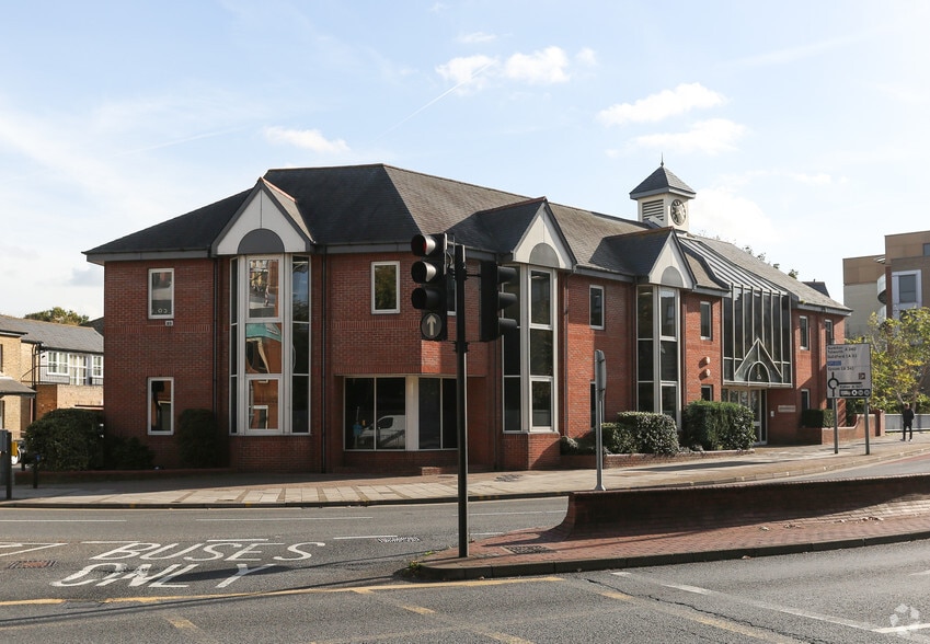 1 Wheatfield Way, Kingston Upon Thames à louer - Photo principale – Image 1 sur 6