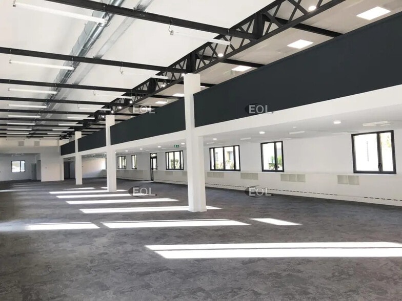 Bureau dans Vénissieux à louer - Photo de l’immeuble – Image 3 sur 9