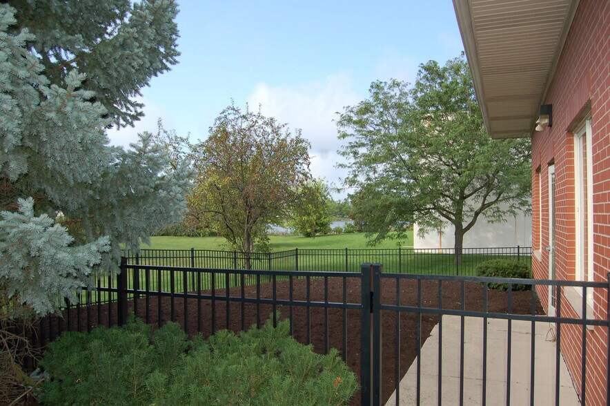 3691 Darlene Ct, Aurora, IL à louer - Photo de l’immeuble – Image 3 sur 9